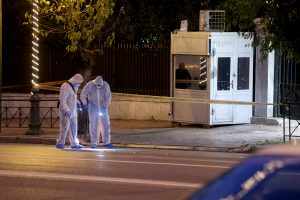 Αστυνομικοί ερευνούν τον δρόμο εξω από την Γαλλική Πρεσβεία , Πέμπτη 10 Νοεμβρίου 2016. Άγνωστοι πέταξαν χειροβομβίδα στην είσοδο της γαλλικής πρεσβείας στη λεωφόρο Βασιλίσσης Σοφίας 7 στην Αθήνα τραυματίζοντας τον αστυνομικό που εκείνη την στιγμή βρισκόταν στο κουβούκλιο του σκοπού. ΑΠΕ-ΜΠΕ/ΑΠΕ-ΜΠΕ/Παντελής Σαίτας